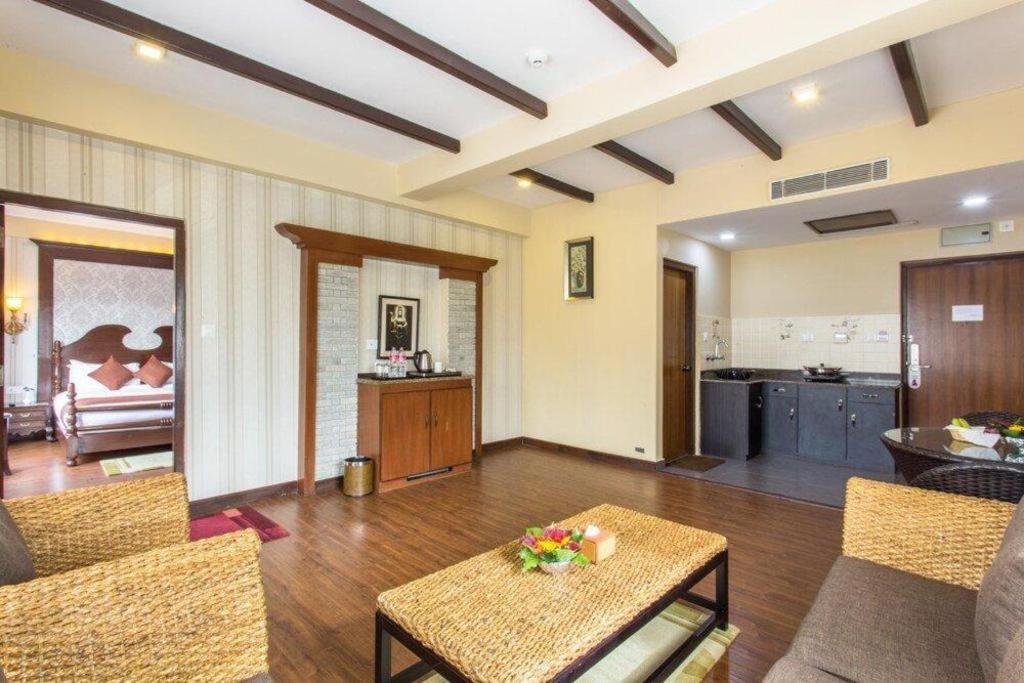 Da Yatra Courtyard Hotel & Resort Pokhara Exterior photo